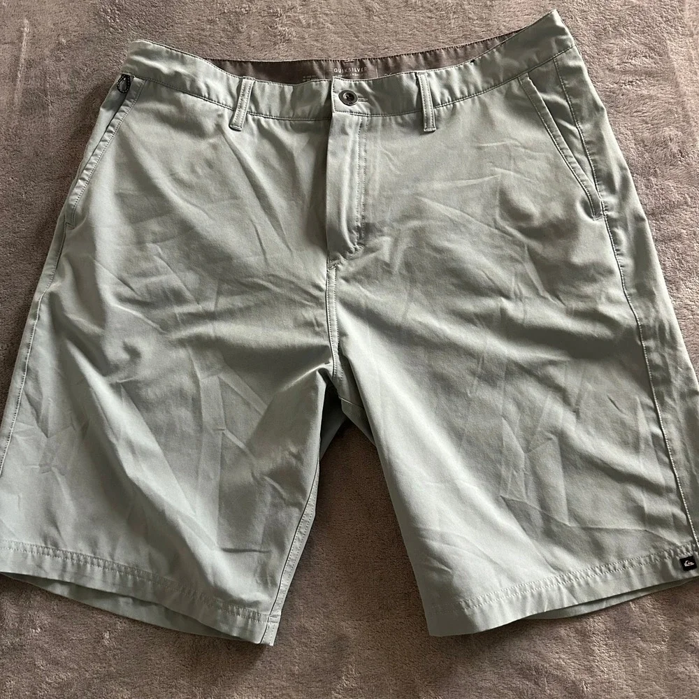 Quiksilver Amphibian Shorts Mens 36 Sage Green Hybrid Boardshorts Walkshorts 9in